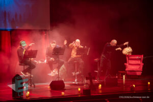 Bühne im Theater am Ring Saarlouis, während er Live-Hörspiellesung von Geisterjäger John Sinclair mit Dietmar Wunder, Katy Karrenbauer, Martin May und Gregor Höppner