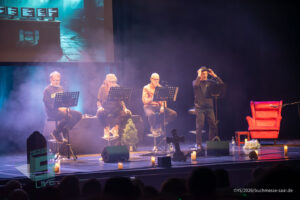 Bühne im Theater am Ring Saarlouis, während er Live-Hörspiellesung von Geisterjäger John Sinclair mit Dietmar Wunder, Katy Karrenbauer, Martin May und Gregor Höppner