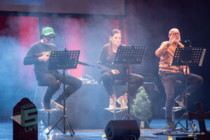 Bühne im Theater am Ring Saarlouis, während er Live-Hörspiellesung von Geisterjäger John Sinclair mit Dietmar Wunder, Katy Karrenbauer, Martin May und Gregor Höppner