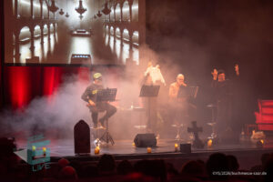 Bühne im Theater am Ring Saarlouis, während er Live-Hörspiellesung von Geisterjäger John Sinclair mit Dietmar Wunder, Katy Karrenbauer, Martin May und Gregor Höppner