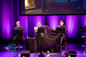Bühne im Theater am Ring Saarlouis, während er Live-Hörspiellesung von Geisterjäger John Sinclair mit Dietmar Wunder, Katy Karrenbauer, Martin May und Gregor Höppner