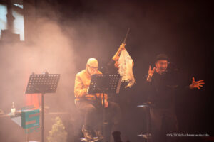 Bühne im Theater am Ring Saarlouis, während er Live-Hörspiellesung von Geisterjäger John Sinclair mit Dietmar Wunder, Katy Karrenbauer, Martin May und Gregor Höppner
