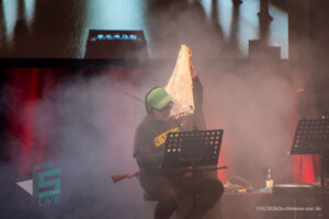 Bühne im Theater am Ring Saarlouis, während er Live-Hörspiellesung von Geisterjäger John Sinclair mit Dietmar Wunder, Katy Karrenbauer, Martin May und Gregor Höppner