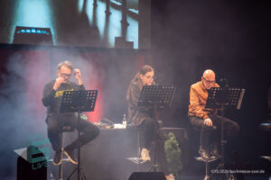 Bühne im Theater am Ring Saarlouis, während er Live-Hörspiellesung von Geisterjäger John Sinclair mit Dietmar Wunder, Katy Karrenbauer, Martin May und Gregor Höppner