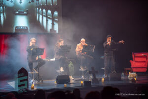 Bühne im Theater am Ring Saarlouis, während er Live-Hörspiellesung von Geisterjäger John Sinclair mit Dietmar Wunder, Katy Karrenbauer, Martin May und Gregor Höppner