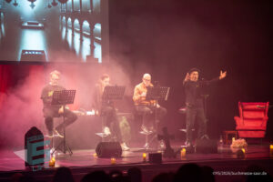 Bühne im Theater am Ring Saarlouis, während er Live-Hörspiellesung von Geisterjäger John Sinclair mit Dietmar Wunder, Katy Karrenbauer, Martin May und Gregor Höppner