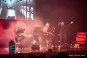 Bühne im Theater am Ring Saarlouis, während er Live-Hörspiellesung von Geisterjäger John Sinclair mit Dietmar Wunder, Katy Karrenbauer, Martin May und Gregor Höppner
