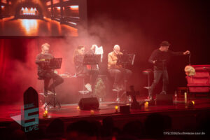 Bühne im Theater am Ring Saarlouis, während er Live-Hörspiellesung von Geisterjäger John Sinclair mit Dietmar Wunder, Katy Karrenbauer, Martin May und Gregor Höppner