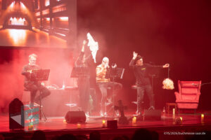 Bühne im Theater am Ring Saarlouis, während er Live-Hörspiellesung von Geisterjäger John Sinclair mit Dietmar Wunder, Katy Karrenbauer, Martin May und Gregor Höppner