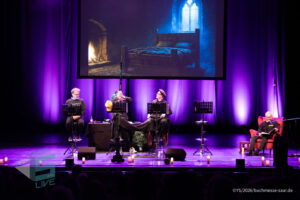Bühne im Theater am Ring Saarlouis, während er Live-Hörspiellesung von Geisterjäger John Sinclair mit Dietmar Wunder, Katy Karrenbauer, Martin May und Gregor Höppner