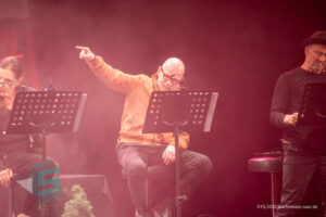 Bühne im Theater am Ring Saarlouis, während er Live-Hörspiellesung von Geisterjäger John Sinclair mit Dietmar Wunder, Katy Karrenbauer, Martin May und Gregor Höppner