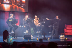 Bühne im Theater am Ring Saarlouis, während er Live-Hörspiellesung von Geisterjäger John Sinclair mit Dietmar Wunder, Katy Karrenbauer, Martin May und Gregor Höppner