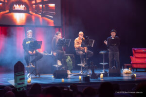 Bühne im Theater am Ring Saarlouis, während er Live-Hörspiellesung von Geisterjäger John Sinclair mit Dietmar Wunder, Katy Karrenbauer, Martin May und Gregor Höppner