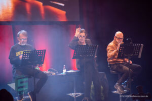 Bühne im Theater am Ring Saarlouis, während er Live-Hörspiellesung von Geisterjäger John Sinclair mit Dietmar Wunder, Katy Karrenbauer, Martin May und Gregor Höppner