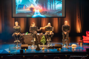 Bühne im Theater am Ring Saarlouis, während er Live-Hörspiellesung von Geisterjäger John Sinclair mit Dietmar Wunder, Katy Karrenbauer, Martin May und Gregor Höppner