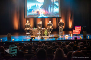Bühne im Theater am Ring Saarlouis, während er Live-Hörspiellesung von Geisterjäger John Sinclair mit Dietmar Wunder, Katy Karrenbauer, Martin May und Gregor Höppner