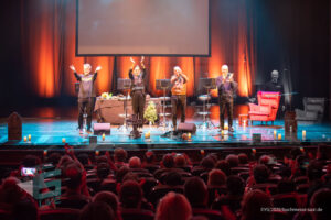 Bühne im Theater am Ring Saarlouis, während er Live-Hörspiellesung von Geisterjäger John Sinclair mit Dietmar Wunder, Katy Karrenbauer, Martin May und Gregor Höppner