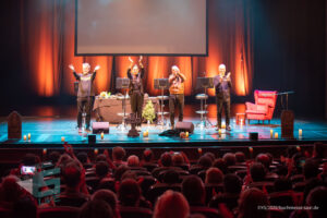 Bühne im Theater am Ring Saarlouis, während er Live-Hörspiellesung von Geisterjäger John Sinclair mit Dietmar Wunder, Katy Karrenbauer, Martin May und Gregor Höppner