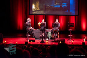Bühne im Theater am Ring Saarlouis, während er Live-Hörspiellesung von Geisterjäger John Sinclair mit Dietmar Wunder, Katy Karrenbauer, Martin May und Gregor Höppner