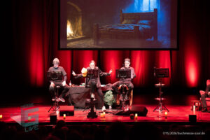 Bühne im Theater am Ring Saarlouis, während er Live-Hörspiellesung von Geisterjäger John Sinclair mit Dietmar Wunder, Katy Karrenbauer, Martin May und Gregor Höppner