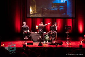 Bühne im Theater am Ring Saarlouis, während er Live-Hörspiellesung von Geisterjäger John Sinclair mit Dietmar Wunder, Katy Karrenbauer, Martin May und Gregor Höppner