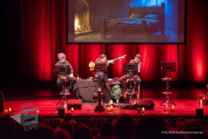 Bühne im Theater am Ring Saarlouis, während er Live-Hörspiellesung von Geisterjäger John Sinclair mit Dietmar Wunder, Katy Karrenbauer, Martin May und Gregor Höppner